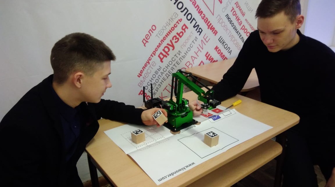 Строительство башни из кубиков с помощью Робота манипулятора